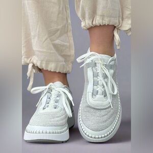 LIKE NEW Cougar Women's Sayah Waterproof Platform Sneaker Size 9.5